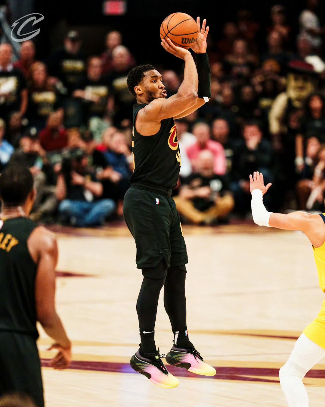 猛龙碾压步行者,戈贝尔三分雨点燃全场 猛龙碾压步行者,戈贝尔三分雨点燃全场