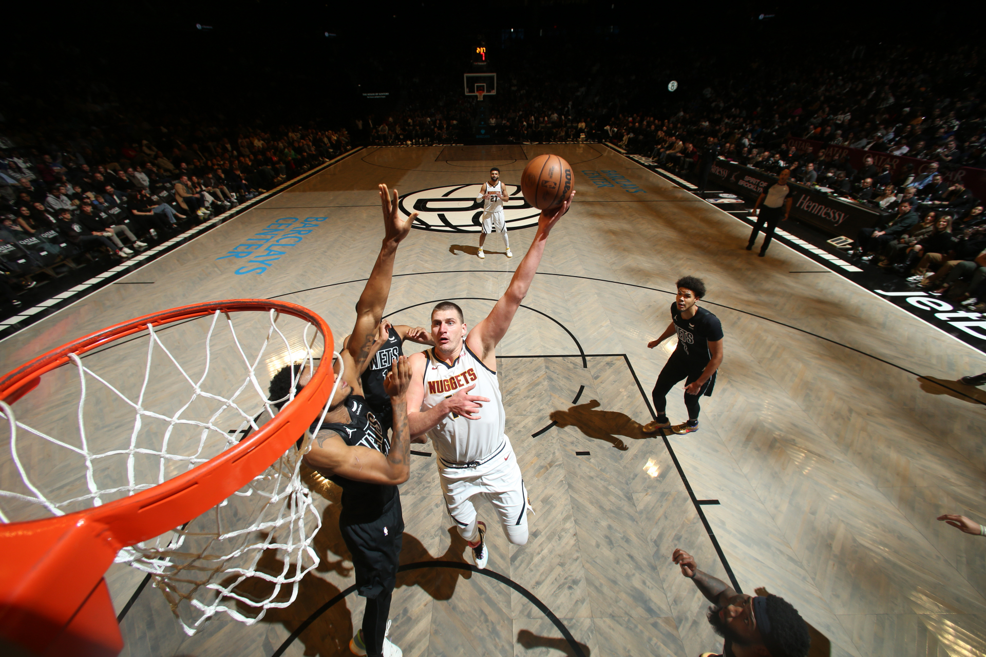 篮网鏖战广州队，约基奇带队取胜