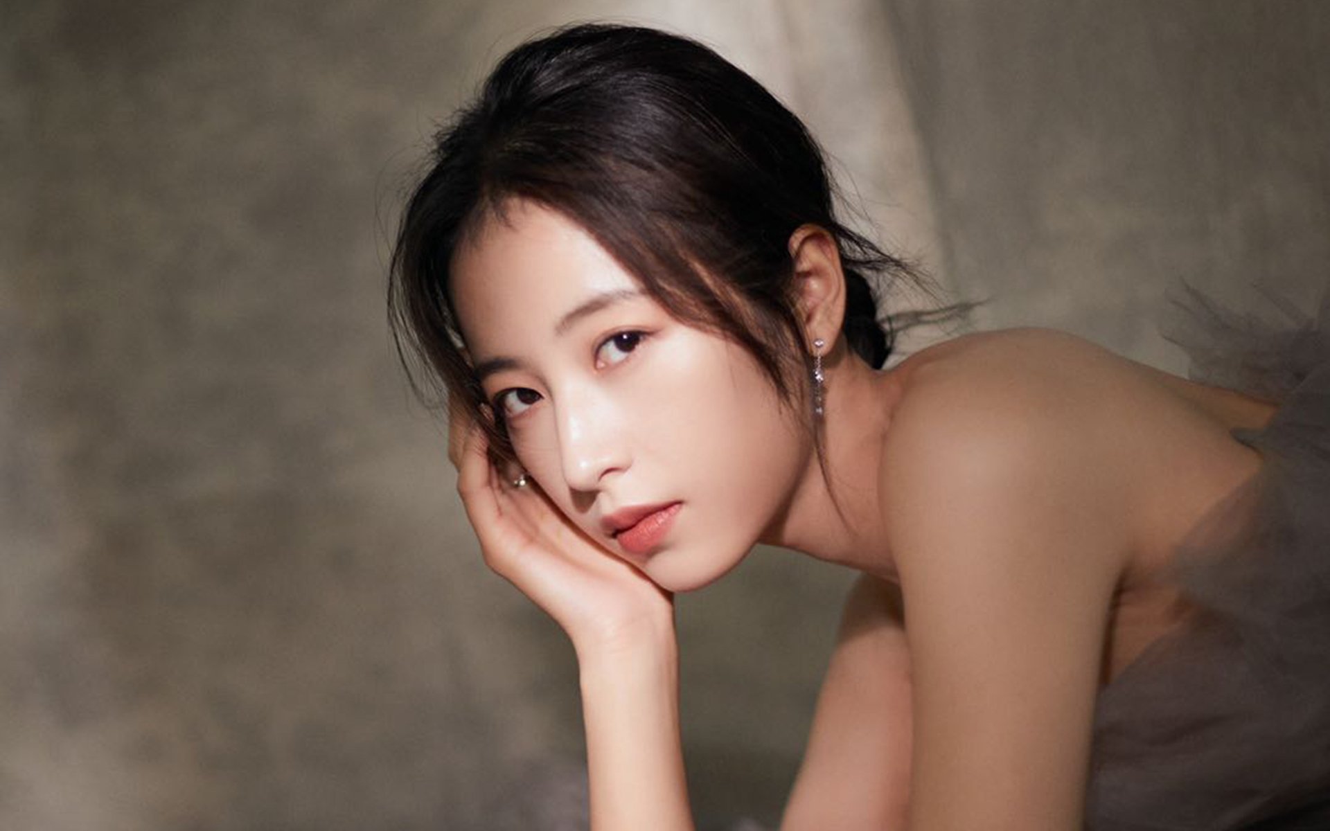 开云体育登录-巅峰对决，世界排名争夺战之夜，阿尔瓦雷斯用拳头写就王者传奇